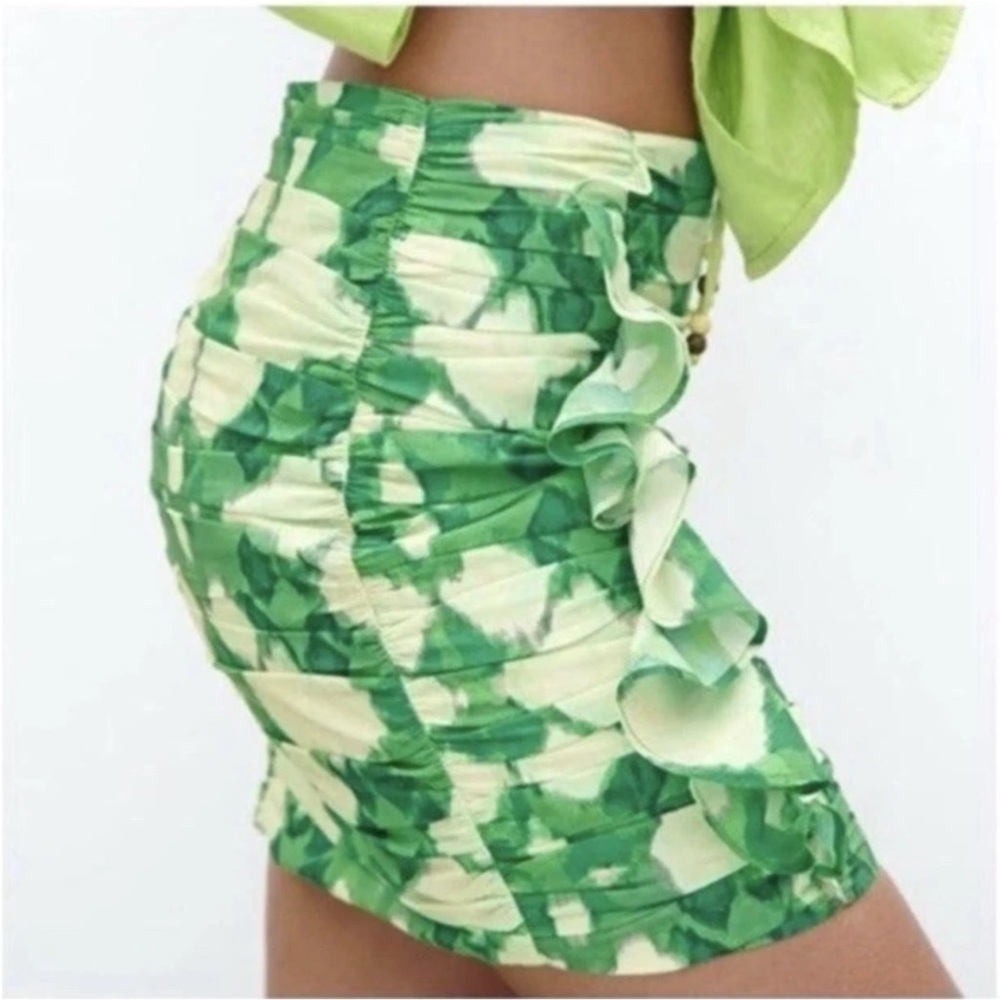 Zara Vibrant Green Patterned Mini Skirt Size Medium NWTS - Picture 2 of 8